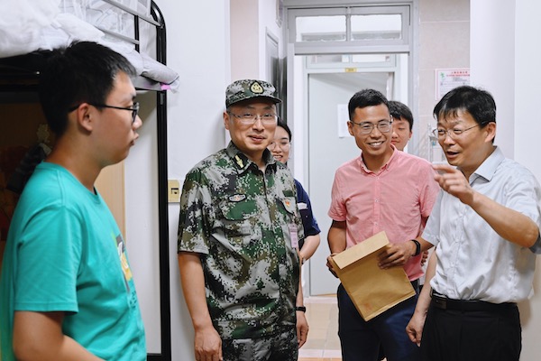 1631180604297298.jpg 图一 杜朝辉、张文明慰问员工.jpg