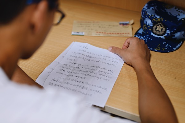 1631180650924458.jpg 图四 员工阅读家书.jpg