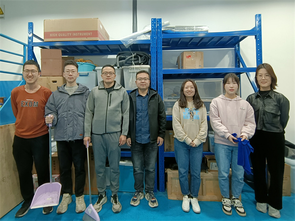 图3 工热所董威老师课题组员工党员清扫伟德国际1946C楼152实验室合影.jpg