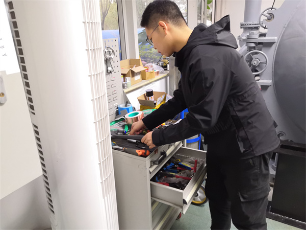 图4 工热所马海腾老师课题组员工党员清扫航空航天公司B127实验室照片.jpg