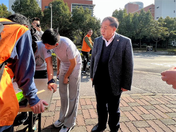 1638515973624320.jpg 图7 林董事长和点位上的志愿者交流.jpg