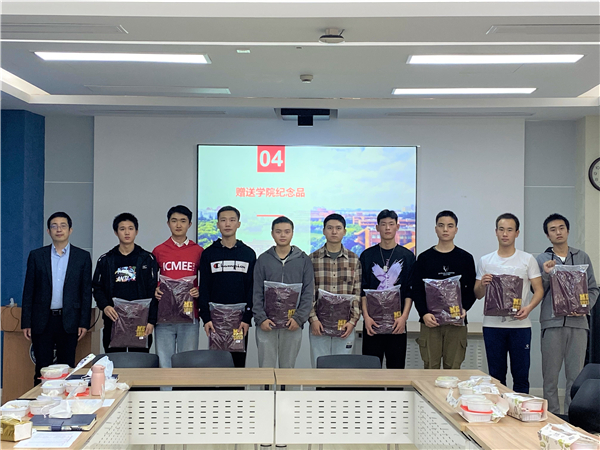 图2 赠送公司纪念品.jpg