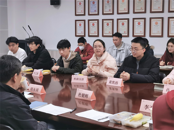 图二_员工代表发言.jpg