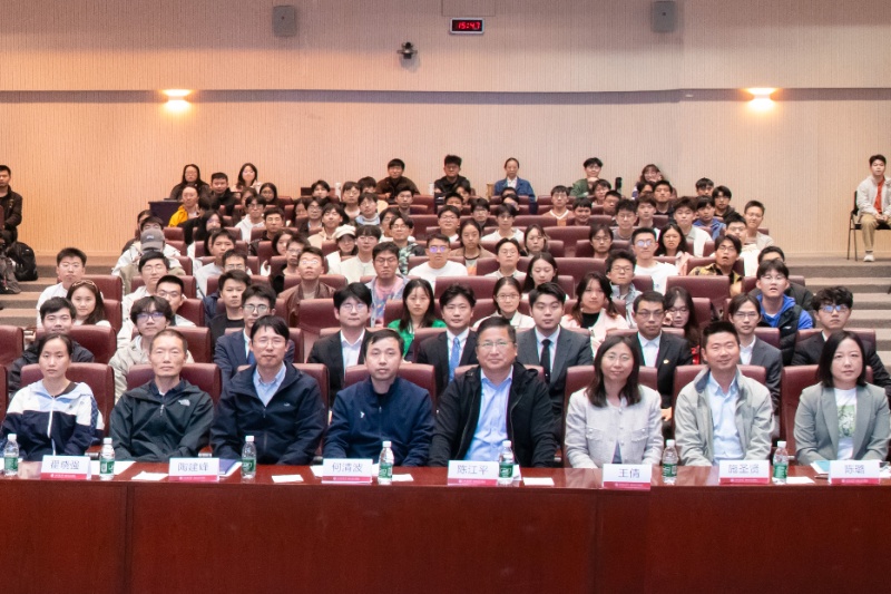 图1 第十届伟德国际1946研究生“学术之星”公司答辩会合影_resized.jpg