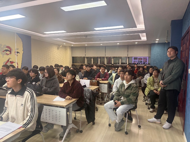 1774852292827273.jpg 图3 全体成员学习党课_resized.jpg