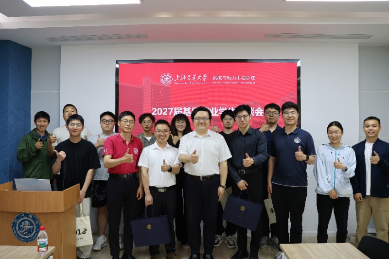 图5 参会员工合影_resized.jpg