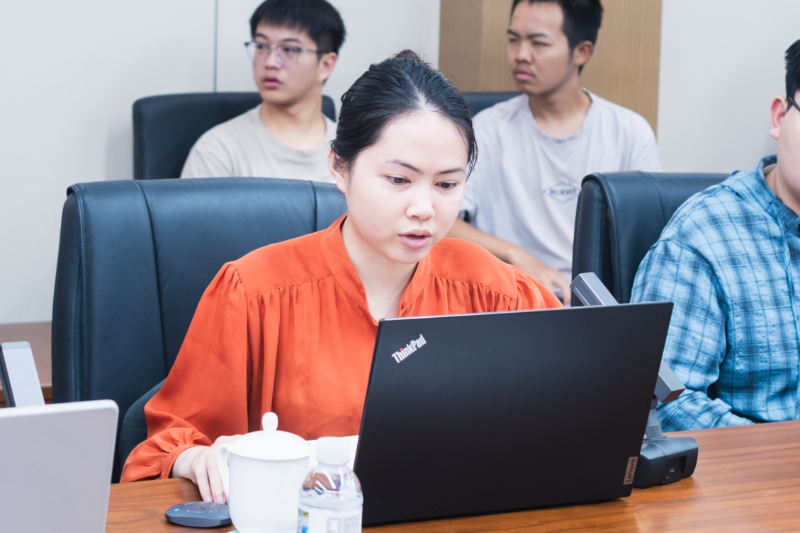1779861974868694.png 图片5:贺蓉发言_resized.png