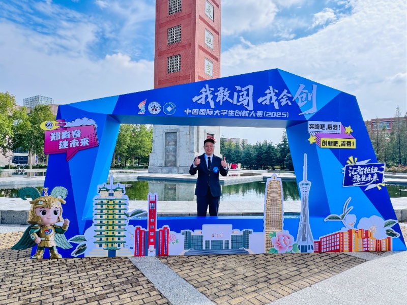 1784702711149550.jpg 杜飞宏在中国国际老员工创新大赛现场_resized.jpg